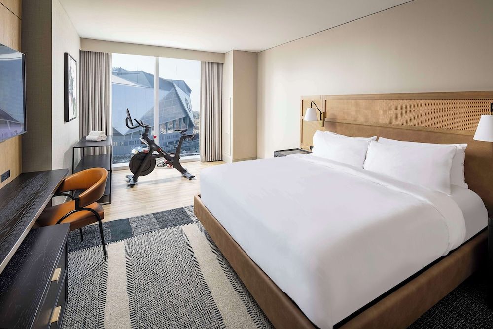 Room, 1 King Bed, Bathtub (Peloton)