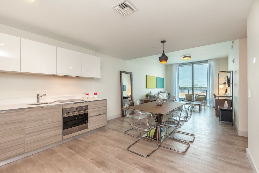 Luxury Condo, Multiple Beds, Kitchen, Bay View