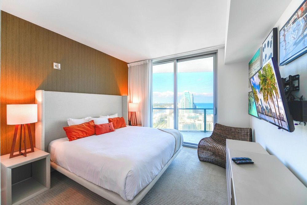Luxury Condo, 2 Bedrooms, Partial Ocean View