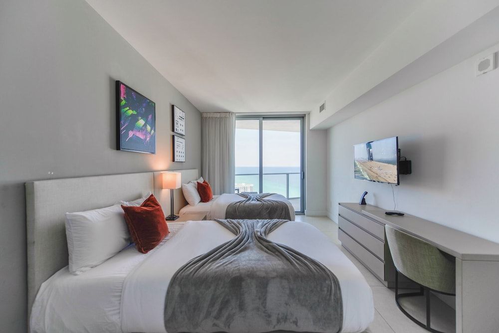 Luxury Apartment, 2 Bedrooms, Partial Ocean View