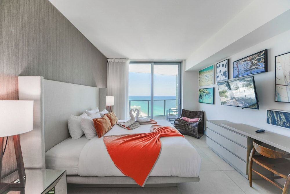 Luxury Apartment, 2 Bedrooms, Partial Ocean View