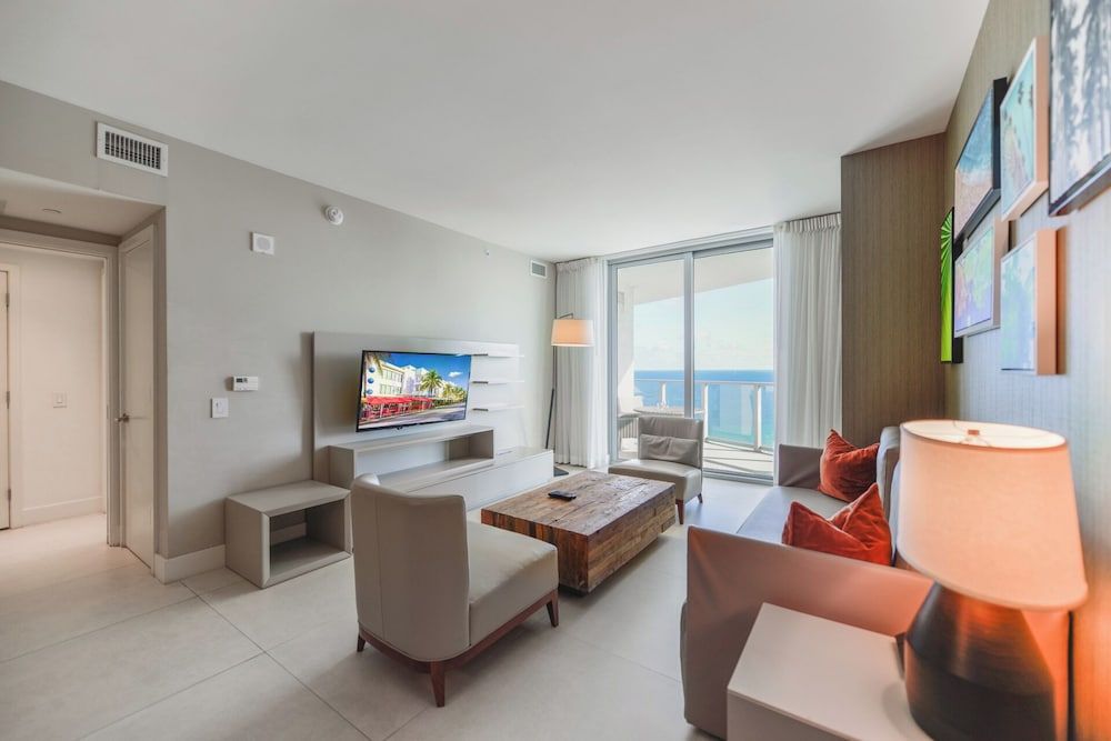 Luxury Condo, 1 Bedroom, Partial Ocean View