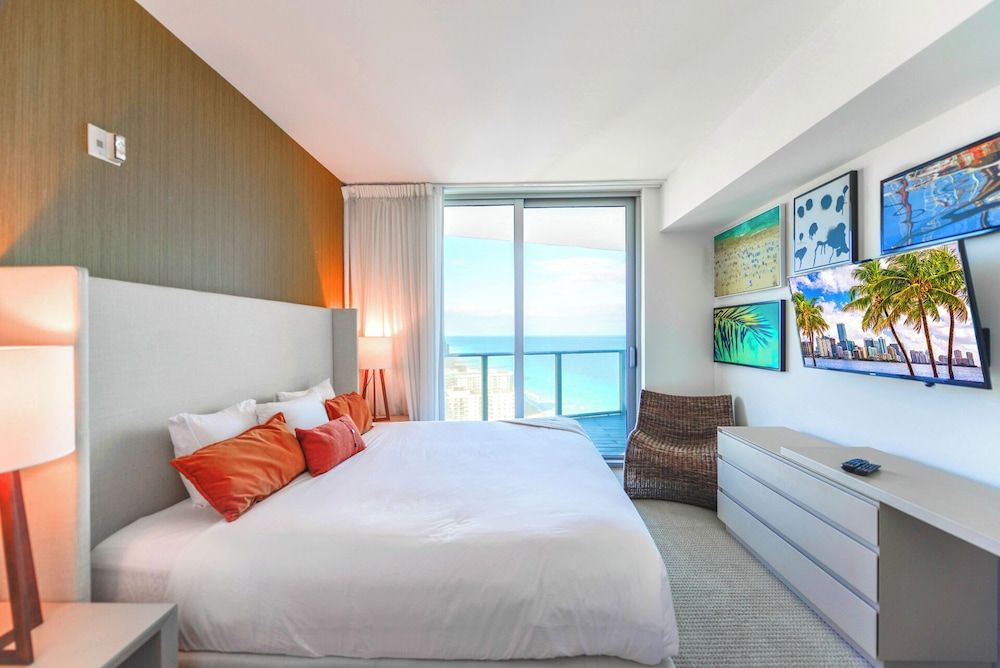 Luxury Condo, 2 Bedrooms, Partial Ocean View