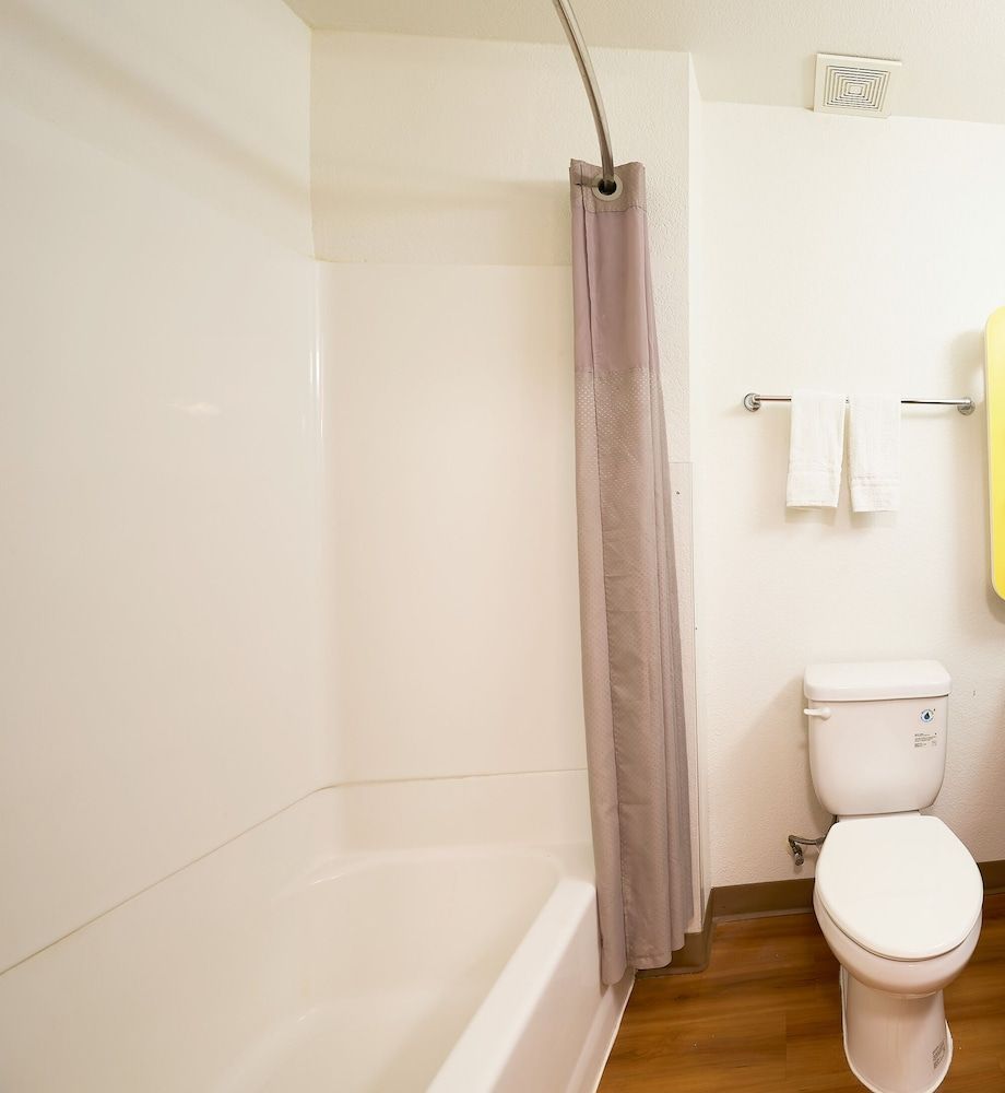 Emblaze Hotel Deluxe Room, 2 Queen Beds 3