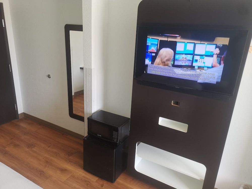 Emblaze Hotel Deluxe Room, 2 Queen Beds 4