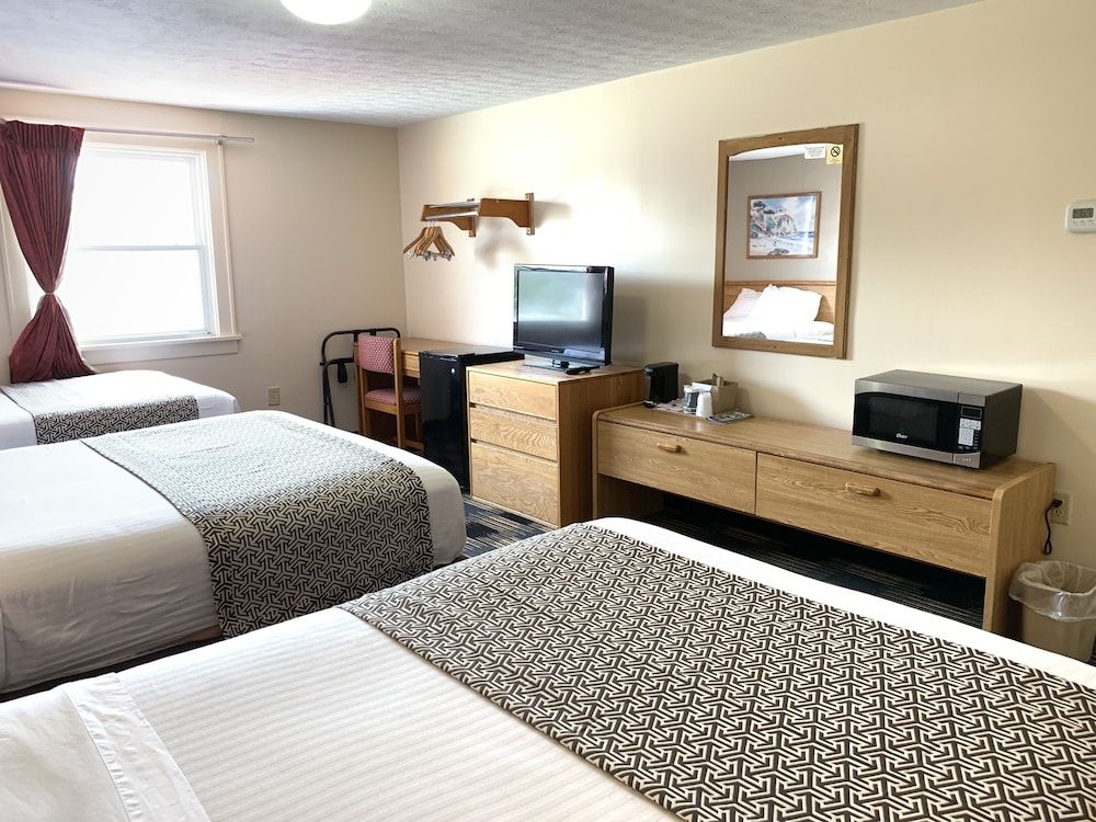 Sandusky Inn Standard Triple Room, Multiple Beds, Non Smoking 2