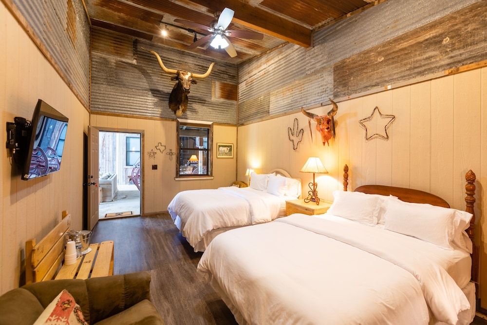 Y.O. Ranch Headquarters Deluxe Double Room 2