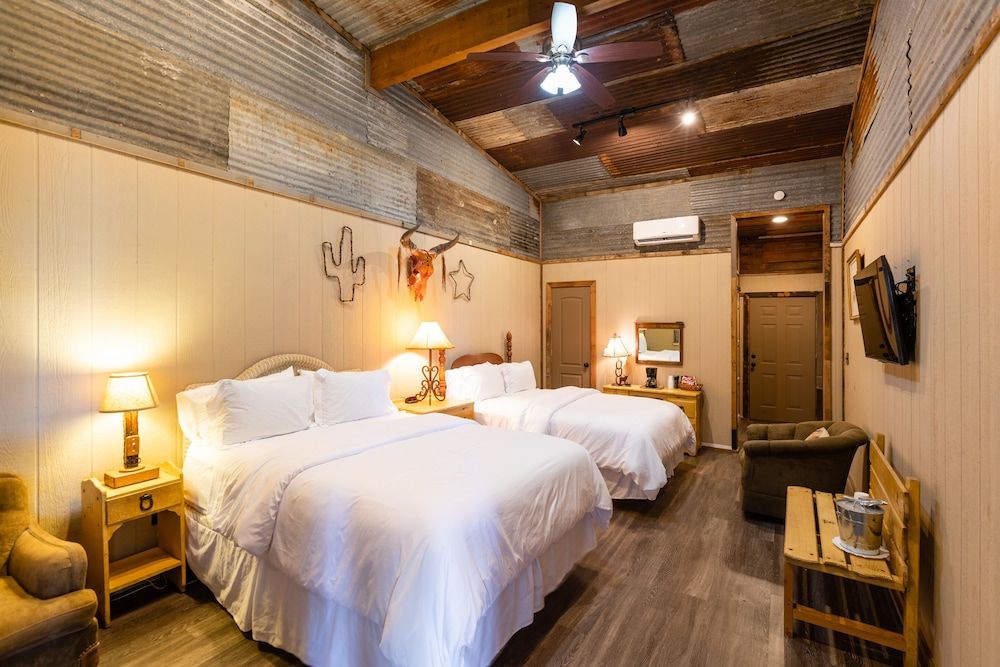 Y.O. Ranch Headquarters Deluxe Double Room 3