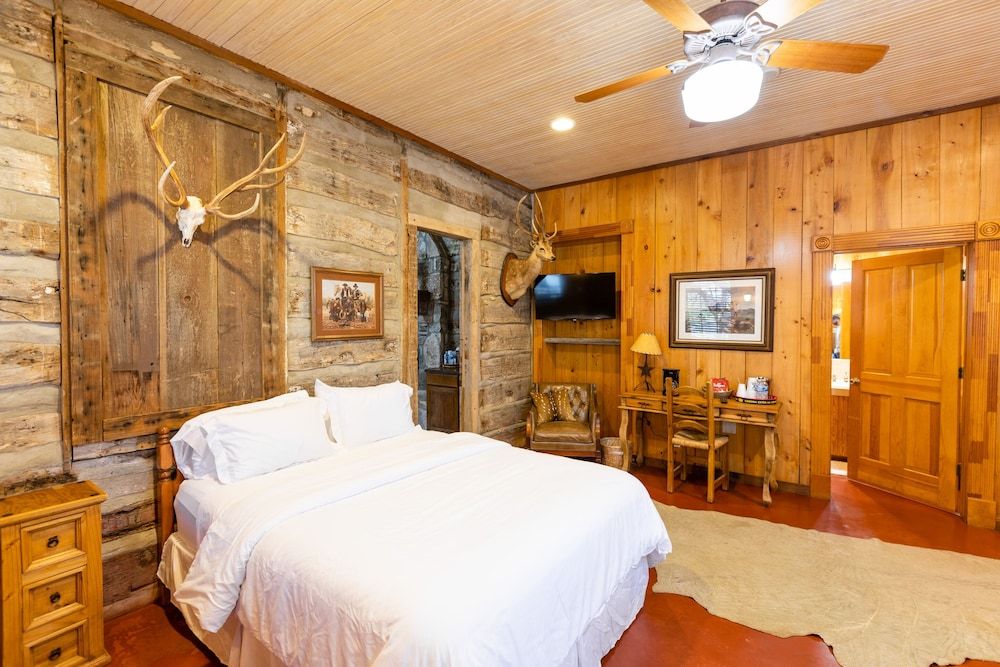 Y.O. Ranch Headquarters Premium Cabin, 2 Queen Beds, Garden Area 2