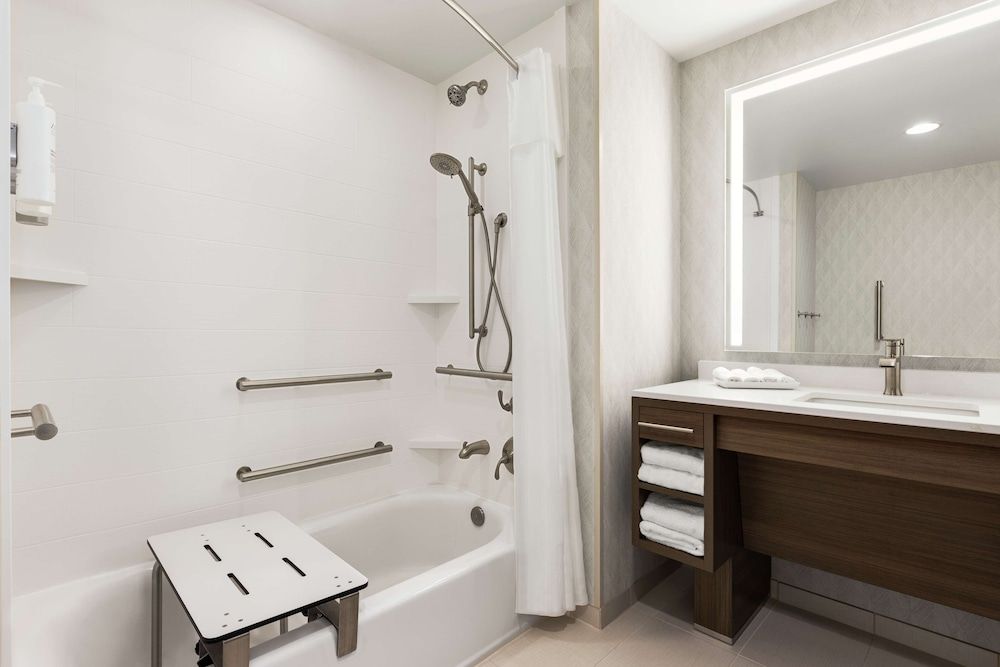 Suite, 1 King Bed, Accessible (Hearing)