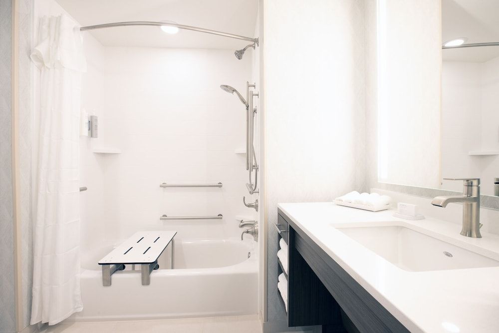 Suite, 1 King Bed, Accessible, Bathtub