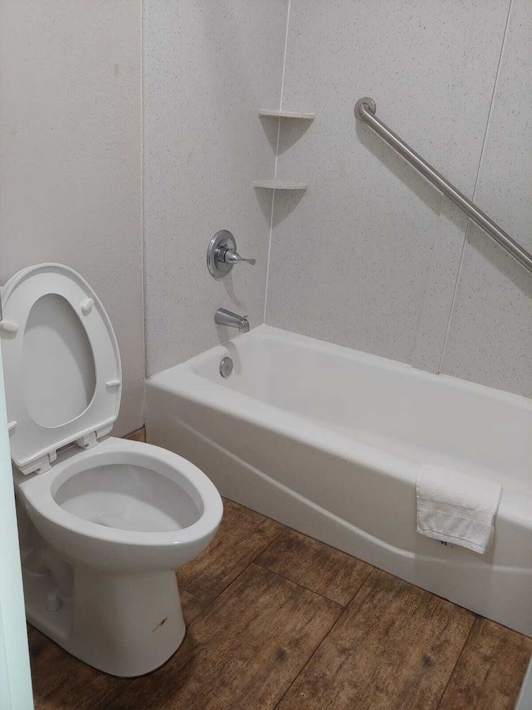 Budgetel Inn & Suites Room 4