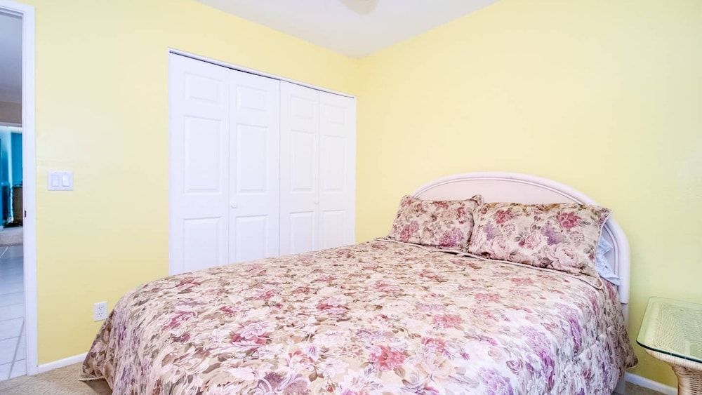 Studio (6 Bedrooms)