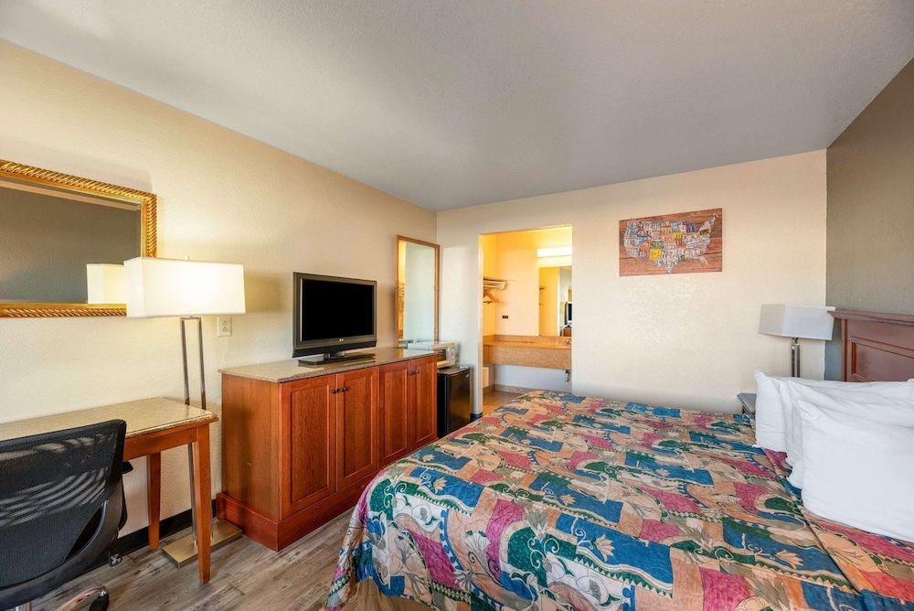 Econo Lodge Phoenix North I-17 Standard Room, 1 King Bed, Non Smoking 2