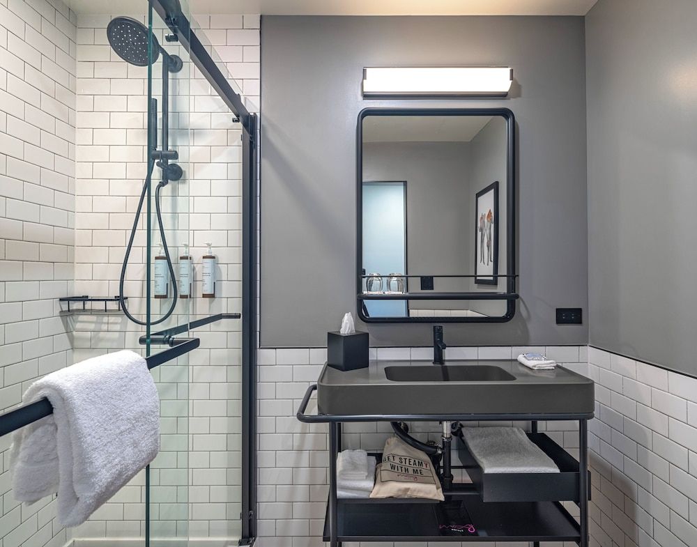 Moxy Phoenix Downtown Room, 1 Queen Bed, City View (Urban) 4