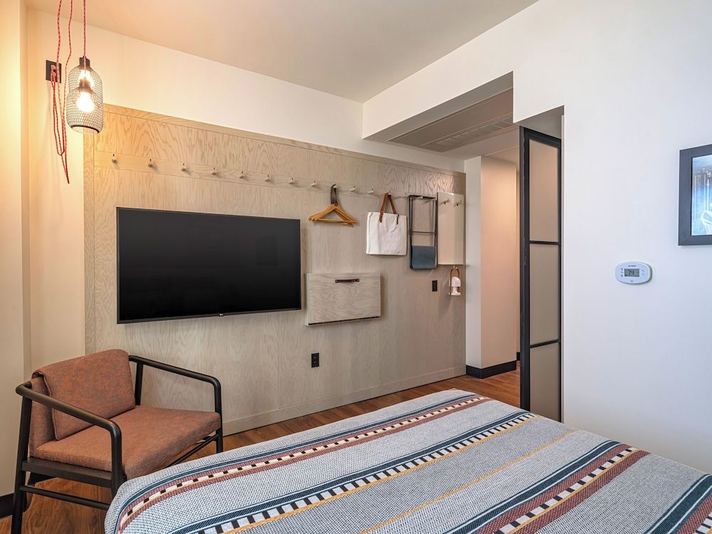 Moxy Phoenix Downtown Room, 1 Queen Bed, City View (Urban) 6