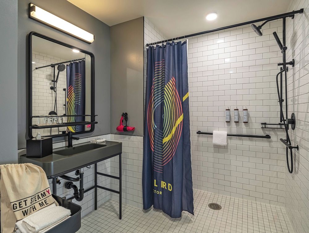 Moxy Phoenix Downtown Room, 1 Queen Bed, City View (Urban) 5