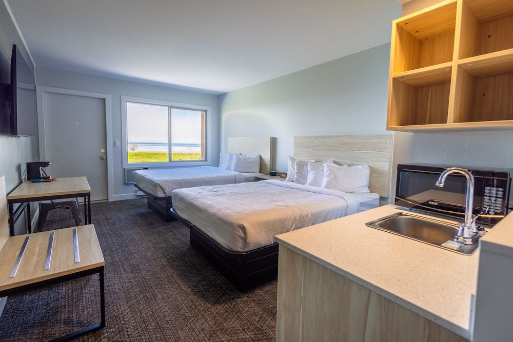 Standard Room, 2 Queen Beds, Lake View