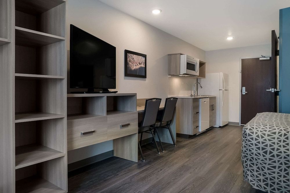 Woodspring Suites Detroit Sterling Heights Queen Suite with Sofa and Dishwasher (Dishes/Cookware Included) 9