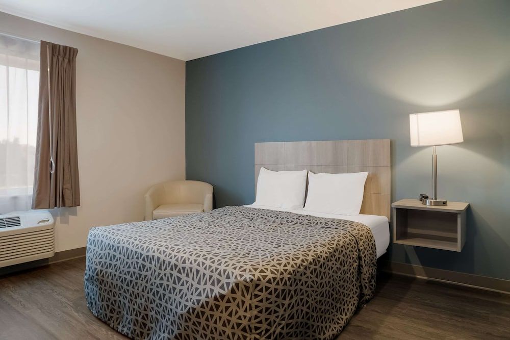 Woodspring Suites Detroit Sterling Heights Queen Suite with Sofa Accessible 4