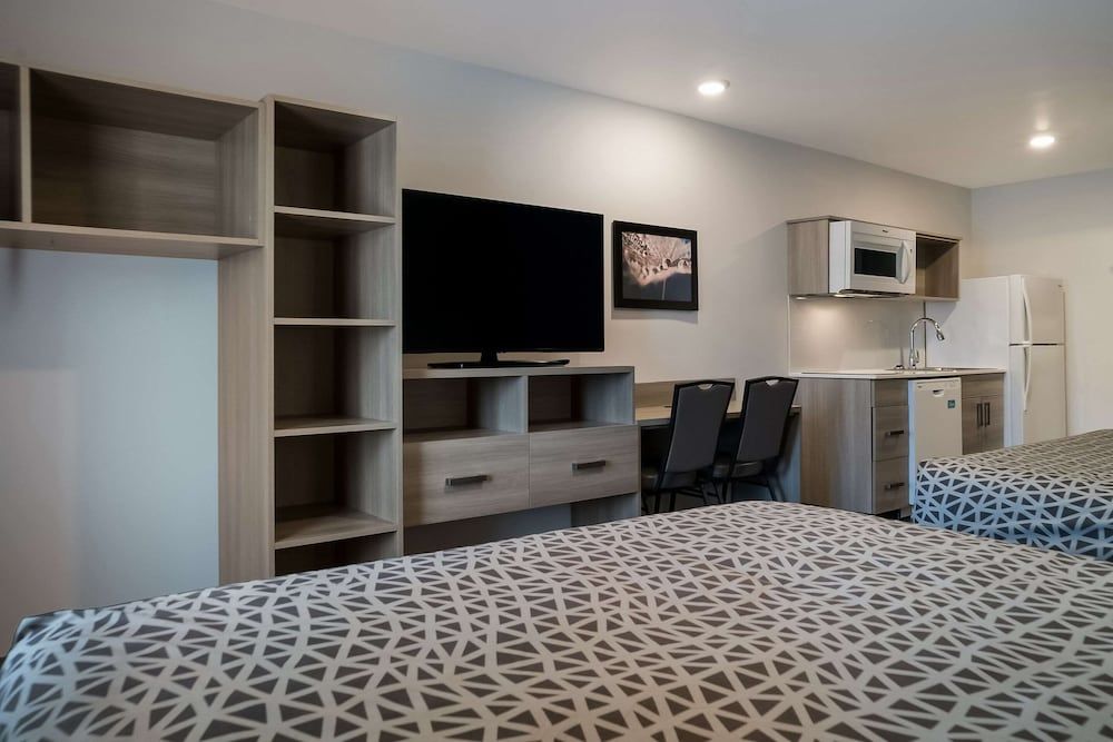 Woodspring Suites Detroit Sterling Heights Queen Suite Two Queen Beds w/ Dishwasher (Dishes/Cookware Included)