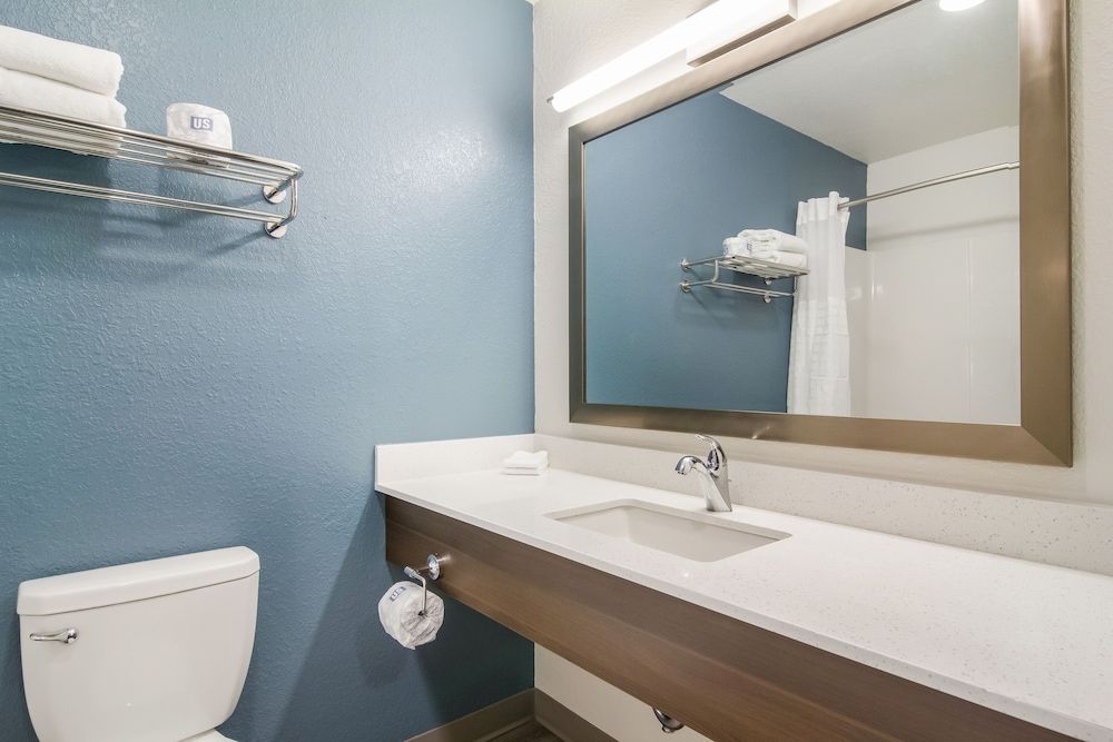 Woodspring Suites Detroit Sterling Heights Queen Suite with Sofa and Dishwasher (Dishes/Cookware Included) 7