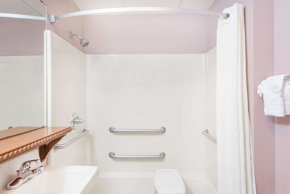 Super 8 by Wyndham Winfield/Quail Ridge Area Room, 1 King Bed, Accessible, Non Smoking 6