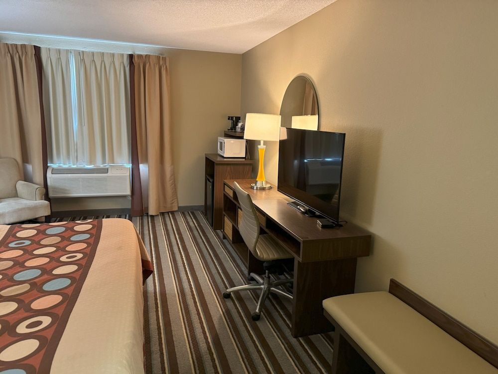 Super 8 by Wyndham Winfield/Quail Ridge Area Room, 1 King Bed, Accessible, Non Smoking 3