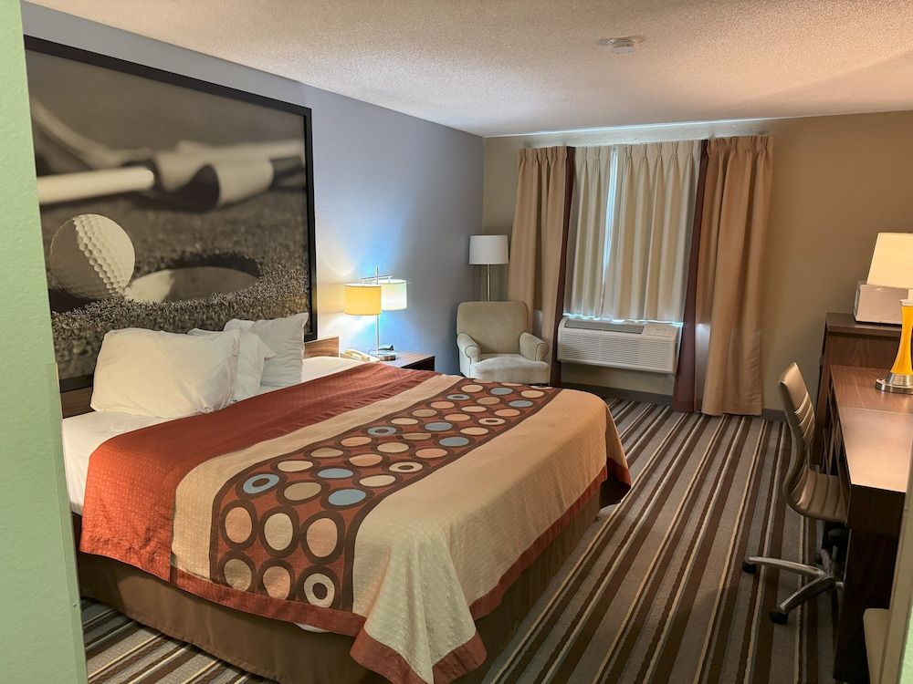 Super 8 by Wyndham Winfield/Quail Ridge Area Room, 1 King Bed, Accessible, Non Smoking 2