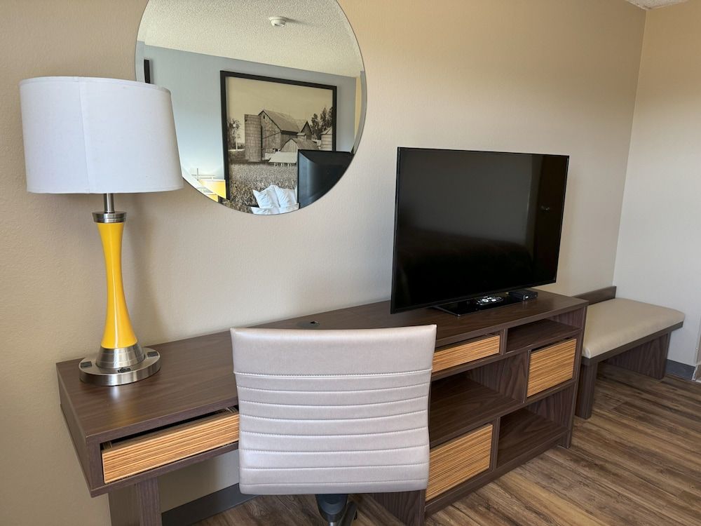 Super 8 by Wyndham Winfield/Quail Ridge Area Room, 1 King Bed, Accessible, Non Smoking 11