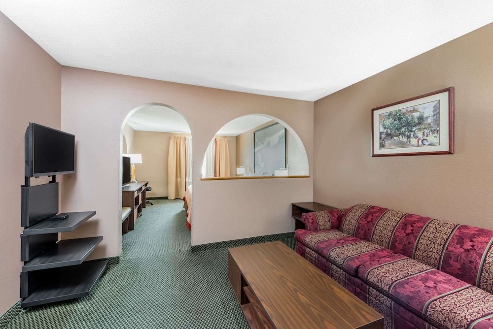 Super 8 by Wyndham Winfield/Quail Ridge Area Deluxe Studio, 1 King Bed, Non Smoking 5