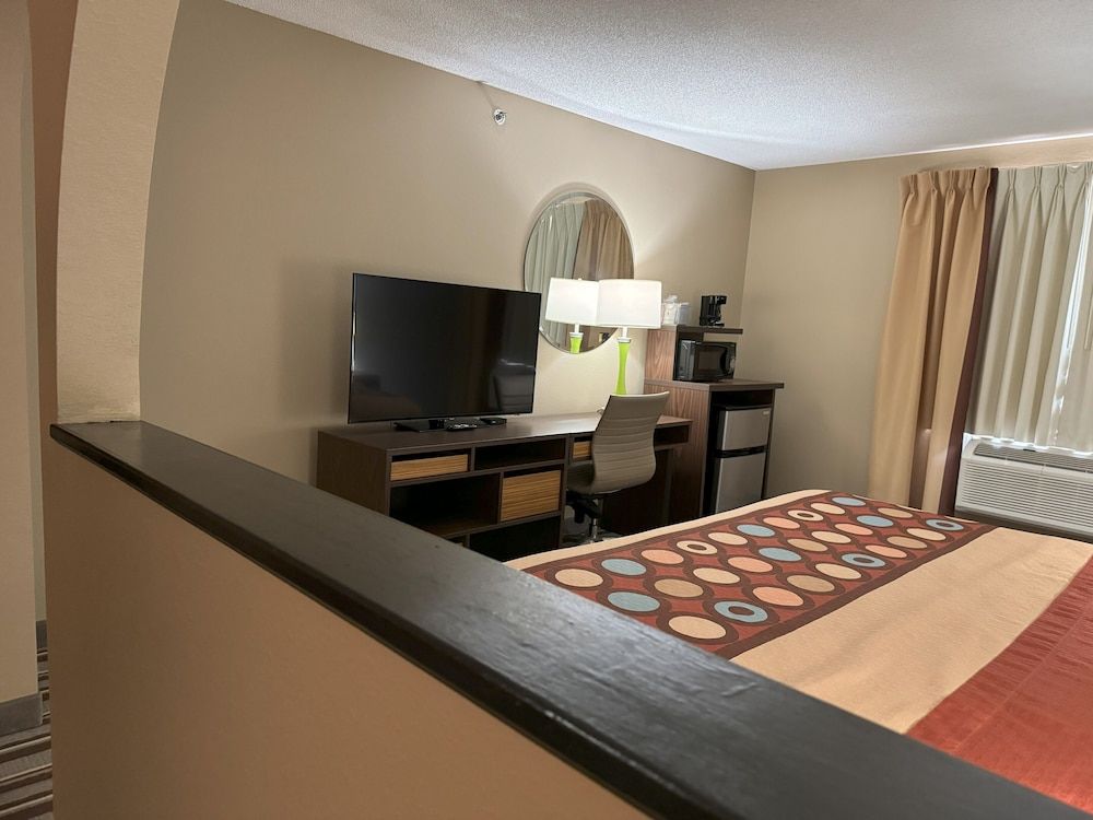 Super 8 by Wyndham Winfield/Quail Ridge Area Deluxe Studio, 1 King Bed, Non Smoking 9