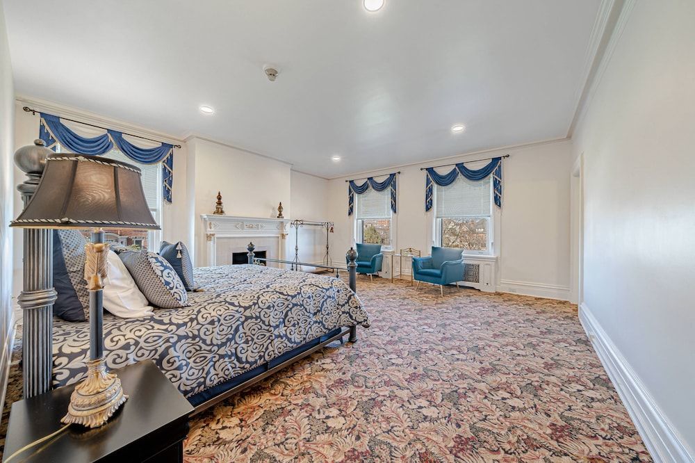 Luxury Suite, 1 King Bed, Non Smoking, Business Lounge Access