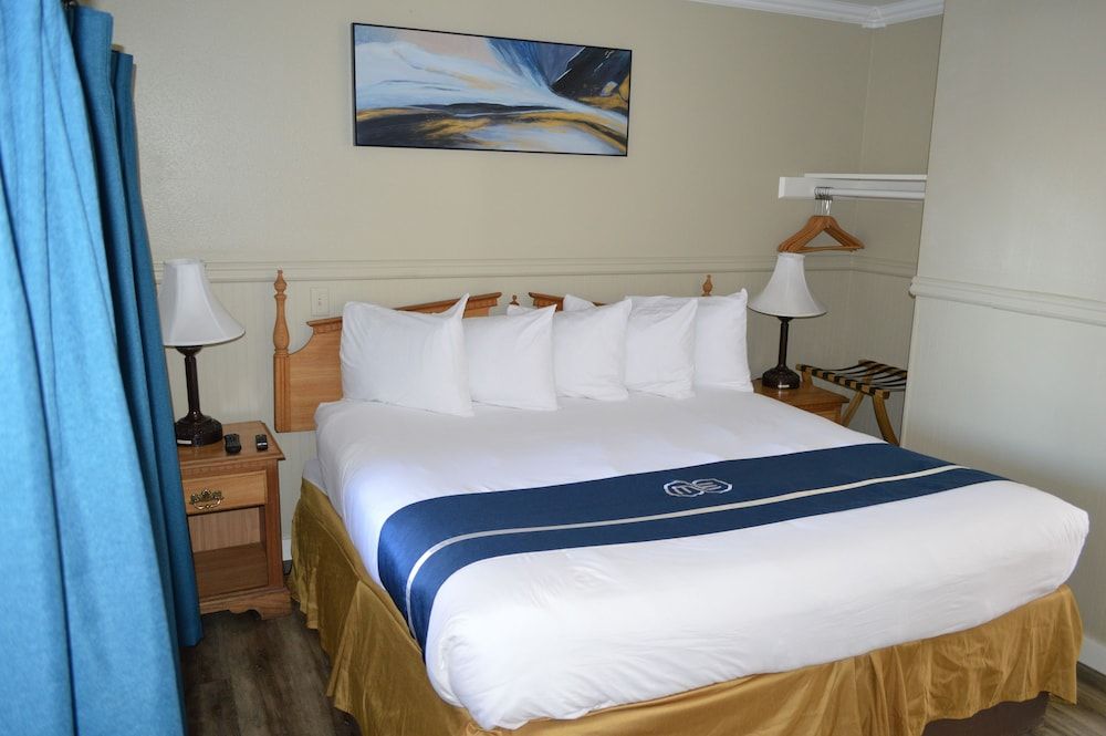 Studio 9 Fort Bragg, LLC. Standard Single King 2