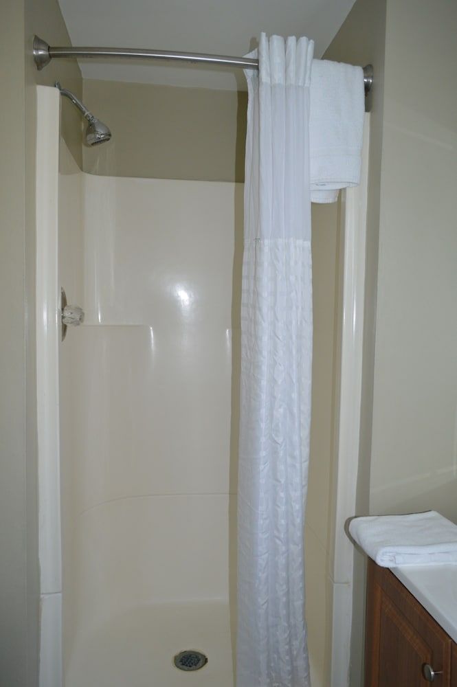 Studio 9 Fort Bragg, LLC. Standard Single Queen 10