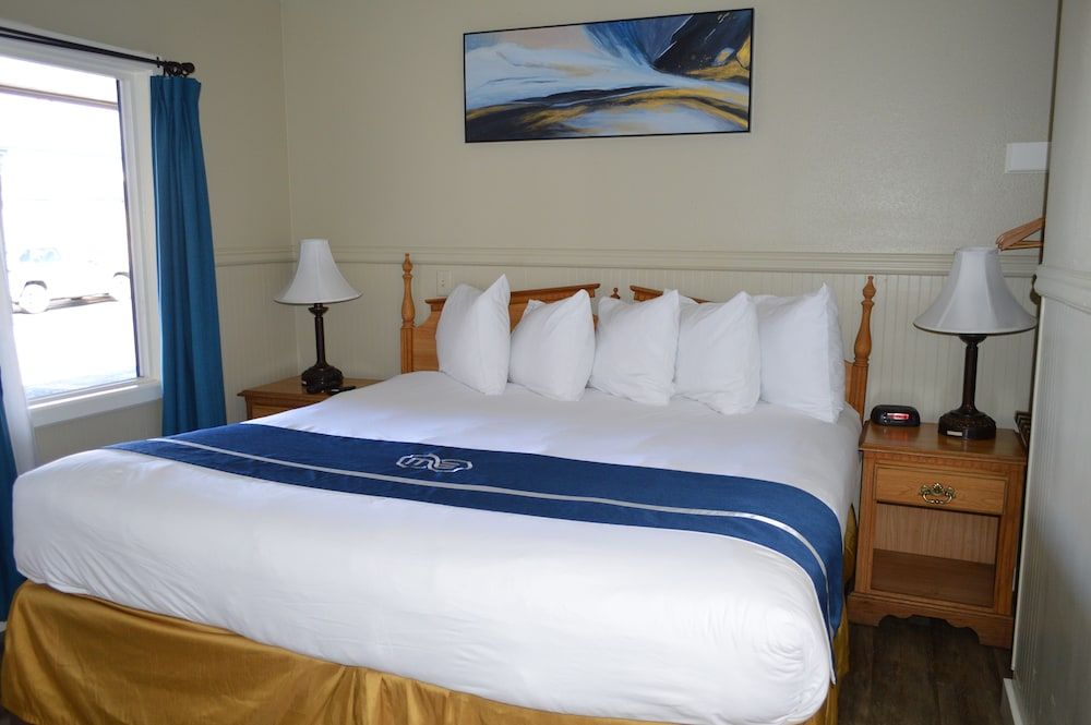 Studio 9 Fort Bragg, LLC. Standard Single King 5