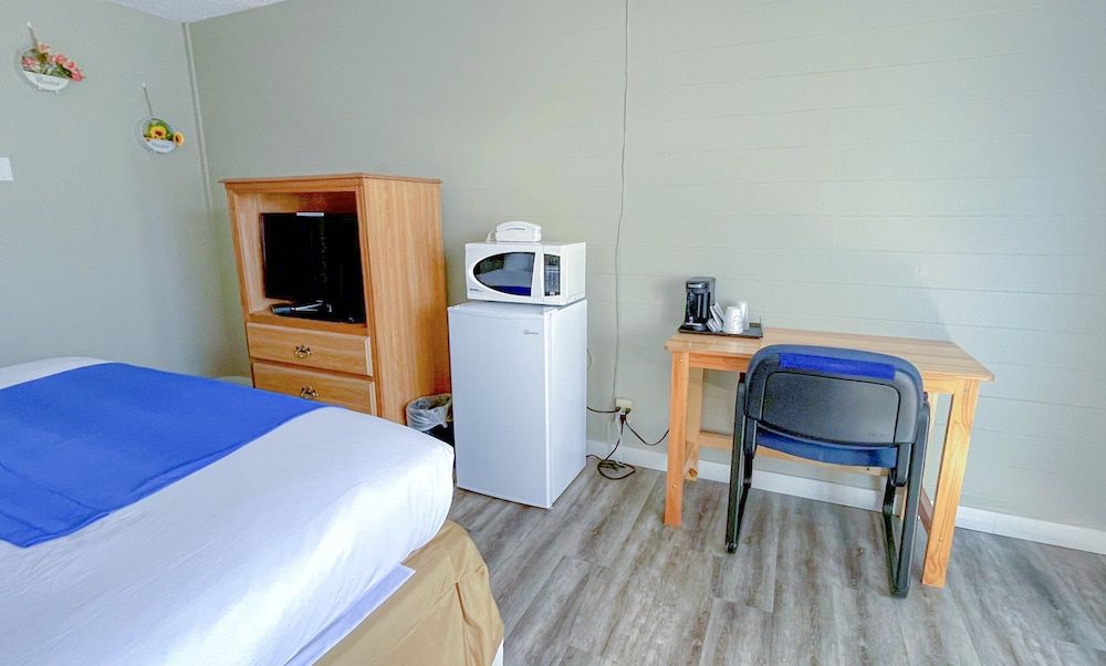 Studio 9 Fort Bragg, LLC. Standard Single Queen 11