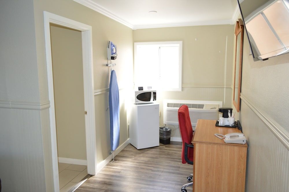 Studio 9 Fort Bragg, LLC. Standard Single King 11