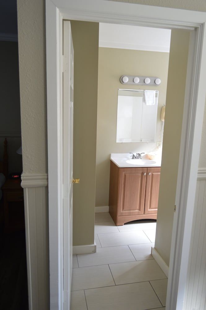 Studio 9 Fort Bragg, LLC. Standard Single King 9