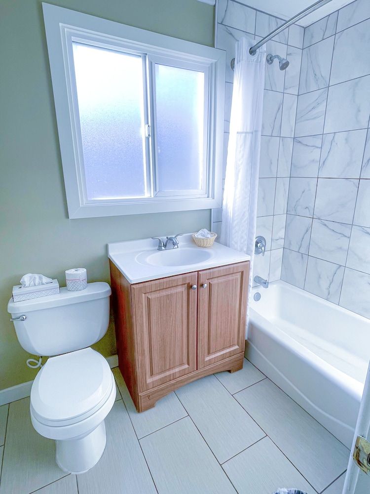 Studio 9 Fort Bragg, LLC. Standard Single King 7