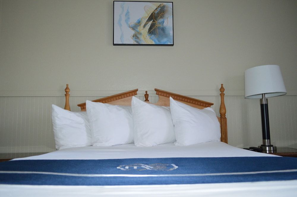 Studio 9 Fort Bragg, LLC. Standard Single Queen 4