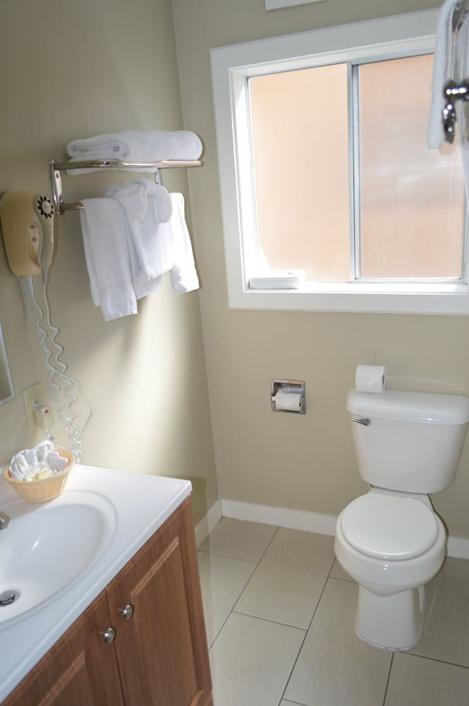 Studio 9 Fort Bragg, LLC. Standard Single King 8