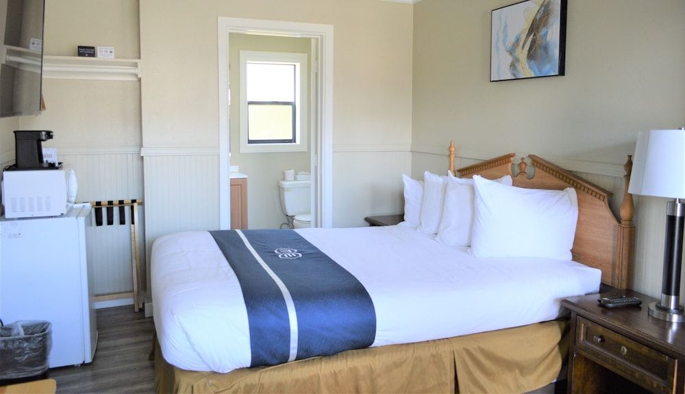 Studio 9 Fort Bragg, LLC. Standard Single Queen 2