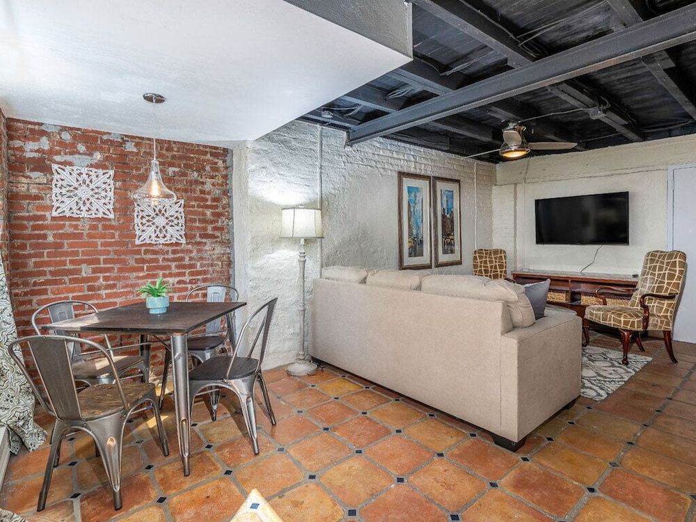 undefined Southern Belle Carriage House 9