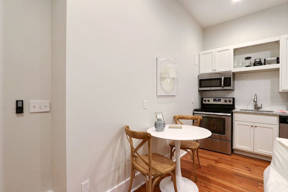 Gallery Stays - Parkside Suite