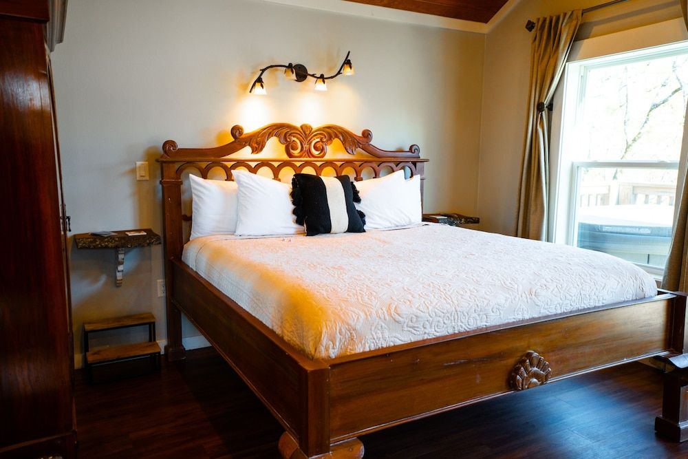 Exclusive Tree House, Hot Tub, Mountain View