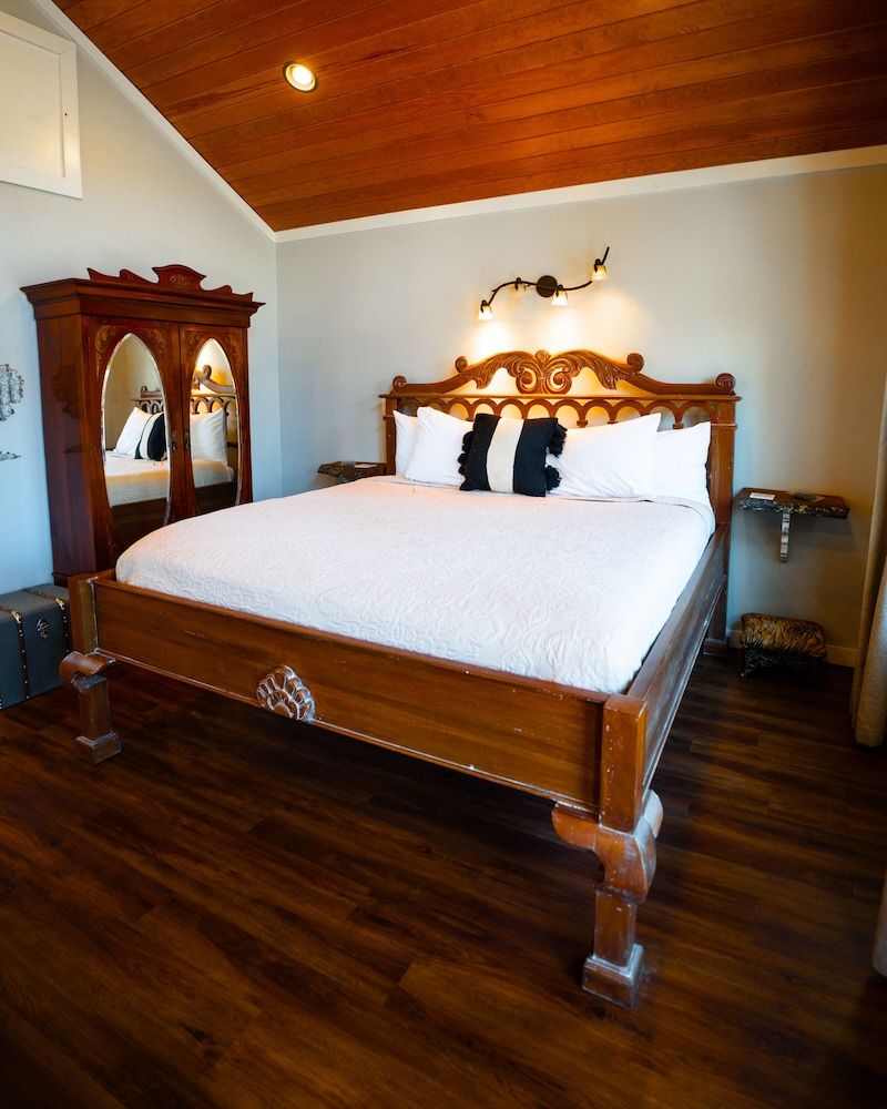 Classic Tree House, Hot Tub, Mountain View