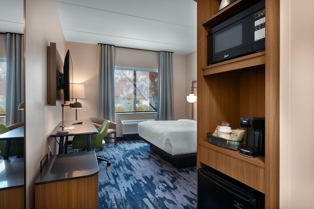 Fairfield Inn & Suites By Marriott Coastal Carolina Conway Standard Room, 1 King Bed (Mobility Accessible, Roll-In Shower) 4