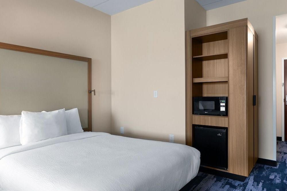 Fairfield Inn & Suites By Marriott Coastal Carolina Conway Standard Room, 1 King Bed (Mobility Accessible, Roll-In Shower)