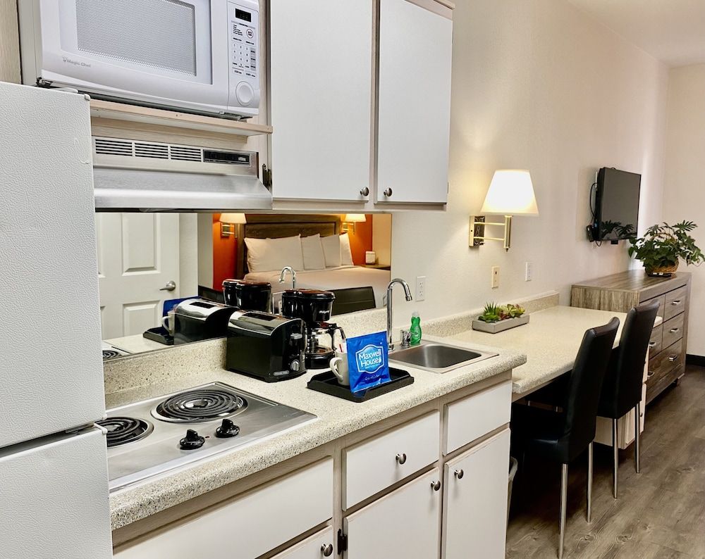 Siegel Select Flamingo Studio Suite 5